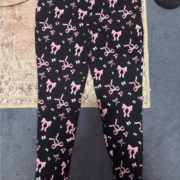 Stylish Women's Leggings with Pink Bow Pattern - Picture 1 of 2